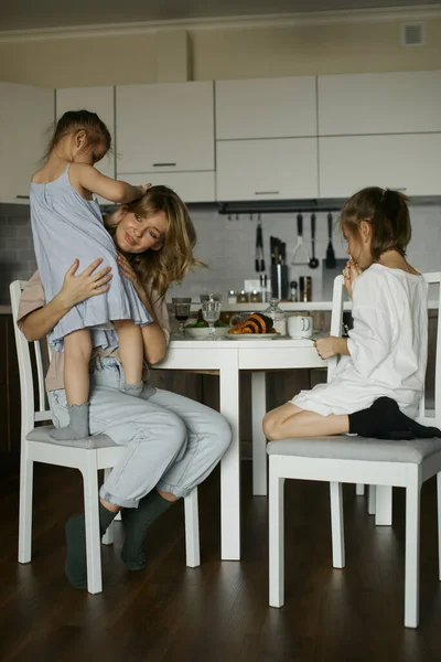 Junge Schöne Mutter Mit Zwei Hübschen Töchtern Der Küche Fröhliches — Stockfoto