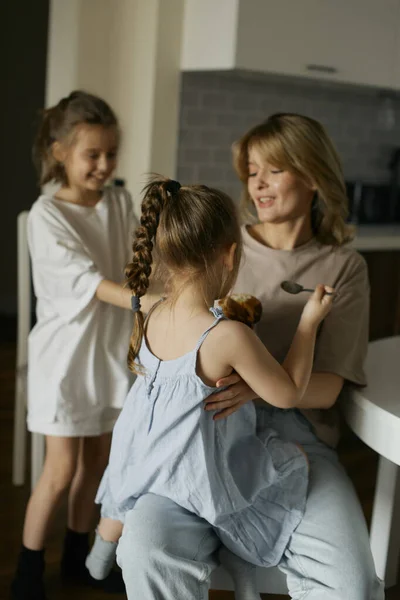 Jonge Mooie Moeder Met Twee Mooie Dochters Keuken Fijne Familie — Stockfoto