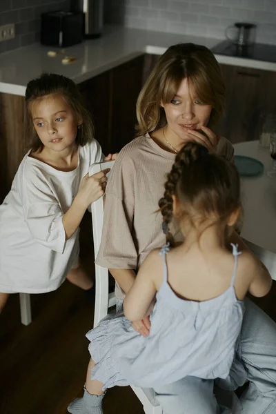 Young Beautiful Mother Two Pretty Daughters Kitchen Happy Family Breakfast — Stock Photo, Image