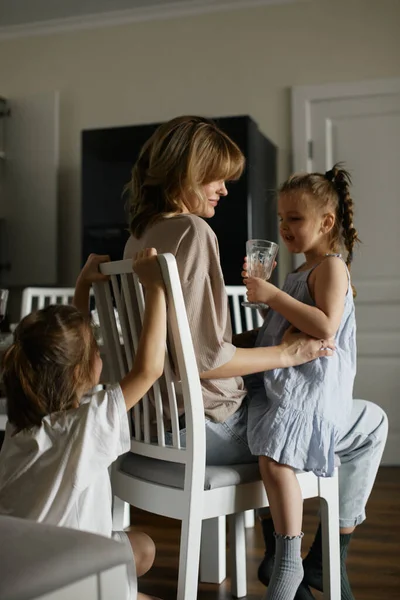 Young Beautiful Mother Two Pretty Daughters Kitchen Happy Family Breakfast — Stock Photo, Image