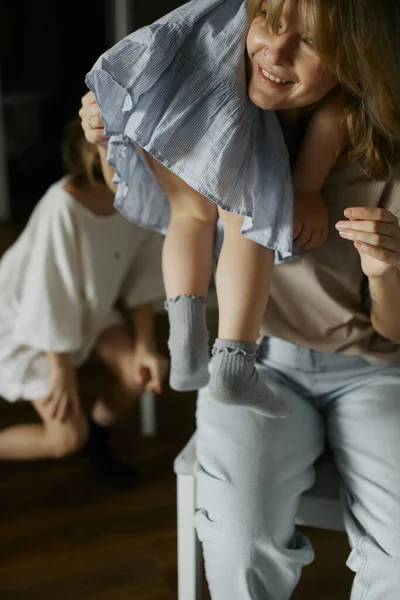 Jovem Mãe Bonita Com Duas Filhas Bonitas Cozinha Feliz Pequeno — Fotografia de Stock