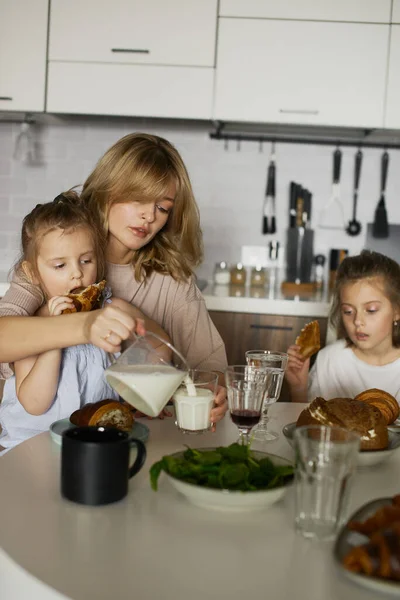 Молодая Красивая Мать Двумя Симпатичными Дочерьми Кухне Счастливый Семейный Завтрак — стоковое фото