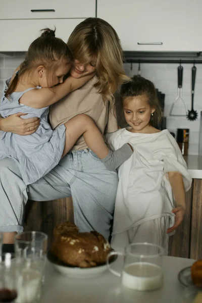 Młoda Piękna Matka Dwiema Pięknymi Córkami Kuchni Wesołego Rodzinnego Śniadania — Zdjęcie stockowe