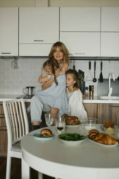 Νεαρή Όμορφη Μητέρα Δύο Όμορφες Κόρες Στην Κουζίνα Ευτυχισμένο Οικογενειακό — Φωτογραφία Αρχείου