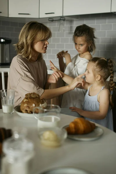Młoda Piękna Matka Dwiema Pięknymi Córkami Kuchni Wesołego Rodzinnego Śniadania — Zdjęcie stockowe