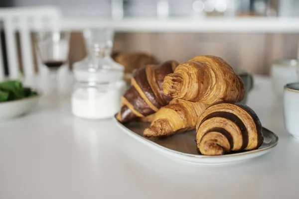 Leckeres Und Gesundes Frühstück Auf Weißem Tisch Croissans Milch Honig — Stockfoto