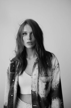 Uzun dalgalı saçlı güzel bir manken. Şehvetli ve çekici bir kadın. Çiller. Tarafsız bir arkaplan. Mükemmel kalite. Yumuşak ışık. Güzel kirpikleri, büyük dudakları, güzel gözleri var. Siyah beyaz portre. Reklamcılık