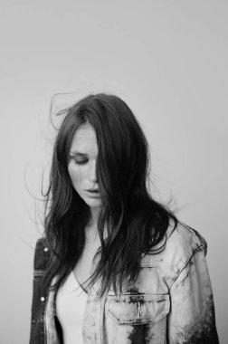 Uzun dalgalı saçlı güzel bir manken. Şehvetli ve çekici bir kadın. Çiller. Tarafsız bir arkaplan. Mükemmel kalite. Yumuşak ışık. Güzel kirpikleri, büyük dudakları, güzel gözleri var. Siyah beyaz portre. Reklamcılık