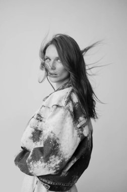 Uzun dalgalı saçlı güzel bir manken. Şehvetli ve çekici bir kadın. Çiller. Tarafsız bir arkaplan. Mükemmel kalite. Yumuşak ışık. Güzel kirpikleri, büyük dudakları, güzel gözleri var. Siyah beyaz portre. Reklamcılık