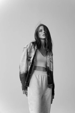 Uzun dalgalı saçlı güzel bir manken. Şehvetli ve çekici bir kadın. Çiller. Tarafsız bir arkaplan. Mükemmel kalite. Yumuşak ışık. Güzel kirpikleri, büyük dudakları, güzel gözleri var. Siyah beyaz portre. Reklamcılık