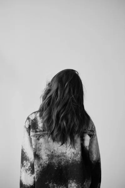 Uzun Dalgalı Saçlı Güzel Bir Manken Şehvetli Çekici Bir Kadın — Stok fotoğraf