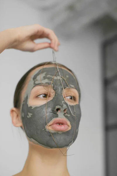 아름다운 여성의 우주론 장갑을 의사의 입술은 예쁘고 피부를 이한다 얼굴마스크 — 스톡 사진