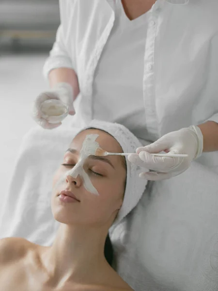 Jonge Mooie Gezonde Vrouw Gezicht Geneeskunde Cosmetologie Dokters Handen Witte — Stockfoto