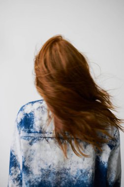 Kızıl saçlı, mavi gözlü ve uzun dalgalı kızıl saçlı güzel bir manken. Şehvetli ve çekici bir kadın. Çiller. Tarafsız bir arkaplan. Mükemmel kalite. Yumuşak ışık. Mavi ceketli. Güzel kirpikleri, büyük dudakları, güzel gözleri var. Arka plan, yüz yok.