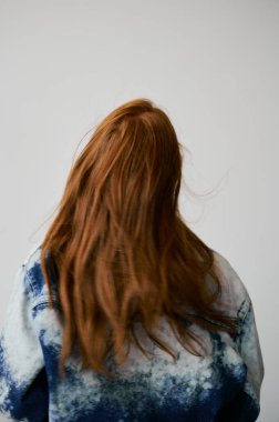 Kızıl saçlı, mavi gözlü ve uzun dalgalı kızıl saçlı güzel bir manken. Şehvetli ve çekici bir kadın. Çiller. Tarafsız bir arkaplan. Mükemmel kalite. Yumuşak ışık. Mavi ceketli. Güzel kirpikleri, büyük dudakları, güzel gözleri var. Arka plan, yüz yok.