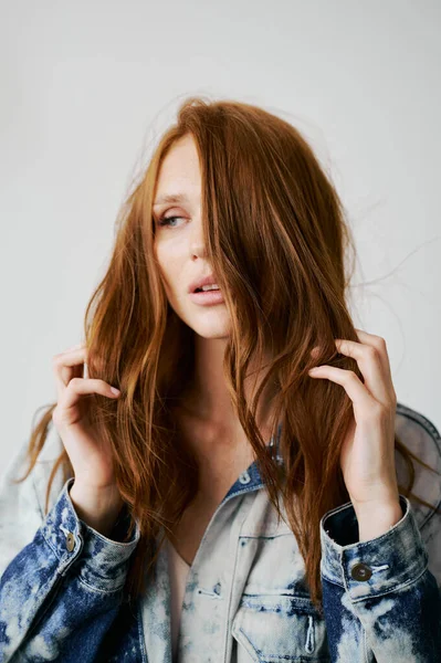 Bonito Modelo Con Cabello Rojo Ojos Azules Cabello Largo Ondulado — Foto de Stock