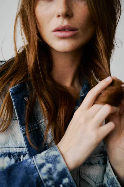 Modelo Agradável Com Cabelo Vermelho Olhos Azuis Cabelos Vermelhos Ondulados — Fotografia de Stock