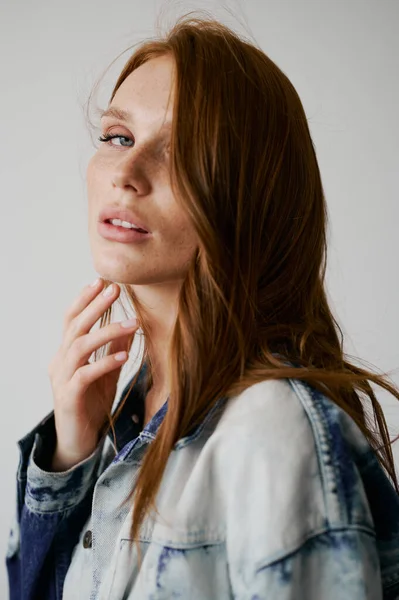 Bonito Modelo Con Cabello Rojo Ojos Azules Cabello Largo Ondulado — Foto de Stock