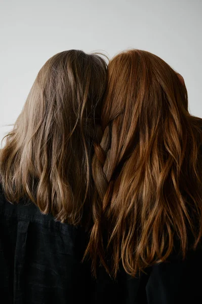 Saç Reklamı Tarafsız Arka Planda Siyah Elbiseli Iki Kızıl Kız — Stok fotoğraf