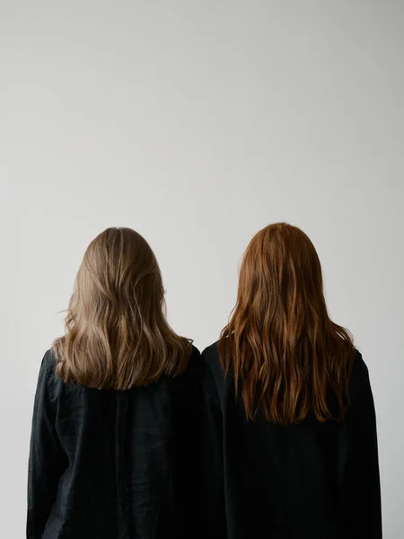 Haarreclame Twee Roodharige Meisjes Zwarte Kleren Neutrale Achtergrond Mooi Lang Rechtenvrije Stockfoto's