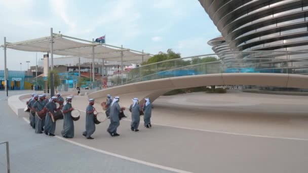 ドバイ アラブ首長国連邦 2020年10月3日 エミラティの芸能人がアリフの前で音楽を演奏 アラブ首長国連邦のドバイExpo 2020のモビリティパビリオン — ストック動画
