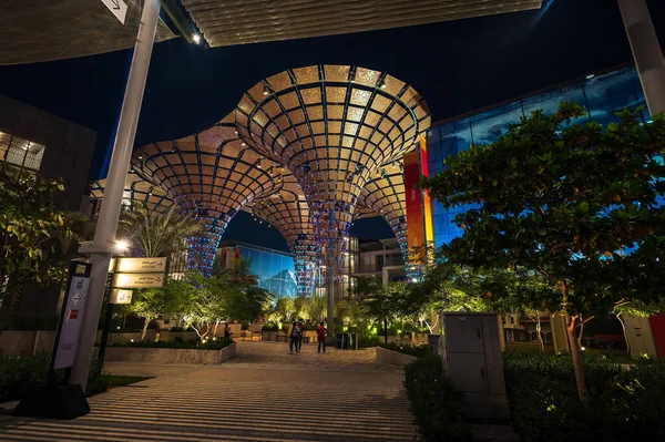 阿拉伯联合酋长国迪拜 2020年10月3日 迪拜世博会移动展馆大道的夜景 具有特色建筑 人们在夜间提供规模 — 图库照片