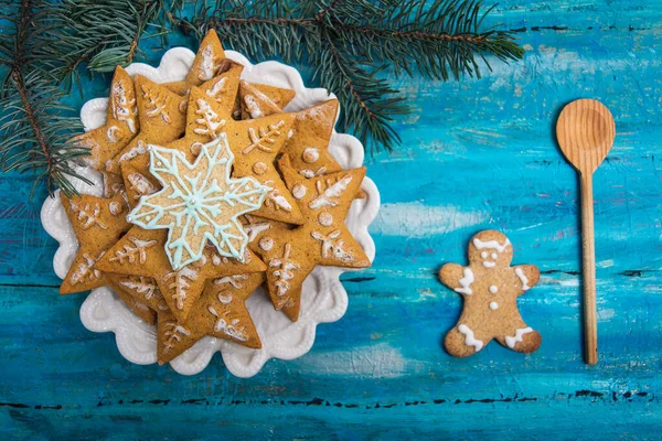 Χριστουγεννιάτικα Μπισκότα Πιάτο Γιορτινές Γιορτές Και Σύμβολα Μπλε Ξύλινο Τραπέζι — Φωτογραφία Αρχείου