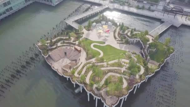 位于纽约第55号码头的小岛公园 位于纽约市曼哈顿以西哈德逊河的人工岛公园 毗邻哈德逊河公园的空中景观 — 图库视频影像