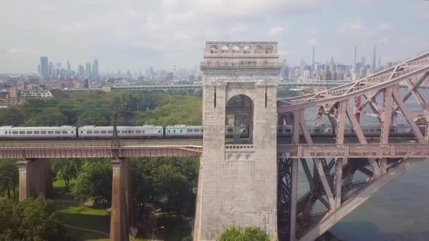 New York Trein Mta Amtrak Gaat Hell Gate Bridge Van — Stockvideo