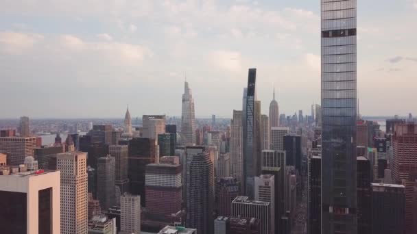 Luchtfoto Van Miljardair Row Manhattan Tijdens Zonsondergang Met Verschillende Wolkenkrabbers — Stockvideo