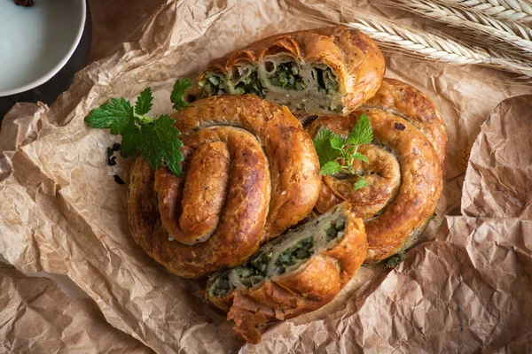 Hausgemachter Veganer Mini Kuchen Schneckenform Mit Brennnessel Auf Rustikalem Holzgrund — Stockfoto