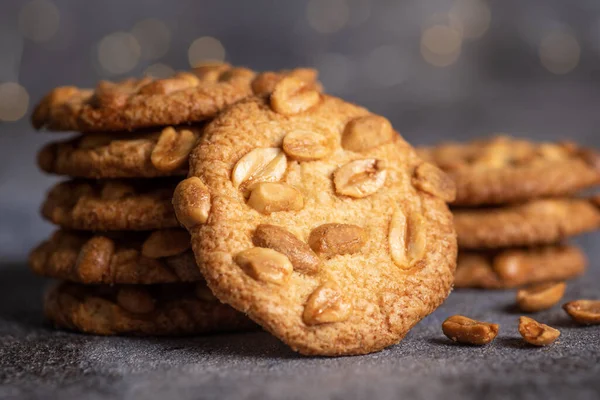 Stapel Hausgemachter Kekse Mit Erdnüssen Auf Einem Haufen Vor Grauem — Stockfoto