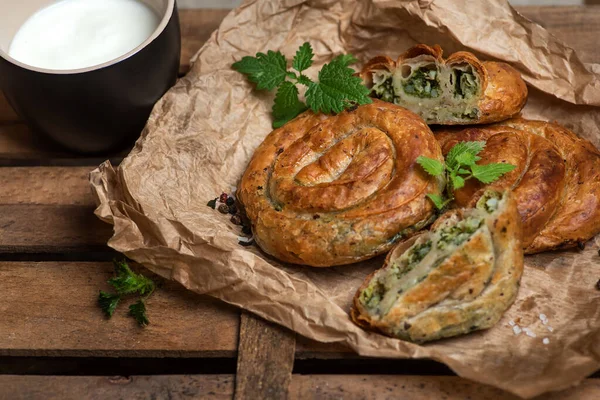 Mini Tarte Végétalienne Maison Forme Escargot Avec Ortie Sur Fond — Photo