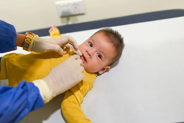 Medico Controllando Denti Processo Dentizione Bambino Razza Mista Mesi Nello — Foto Stock