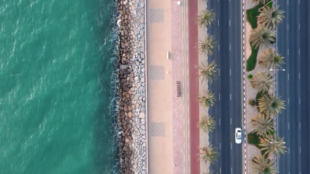 ヤシの木とラアス ハイマのMarjan島でトラックを実行しているMarjan島沿岸の大通り道路アラブ首長国連邦の航空ビューの首長国 — ストック動画