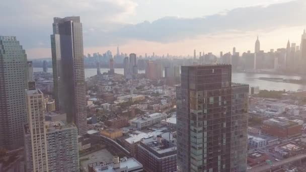 ニューヨークのクイーンズボロ プラザの空中では マンハッタンの高層ビルが背景にあり コッホ橋と高速道路があります — ストック動画
