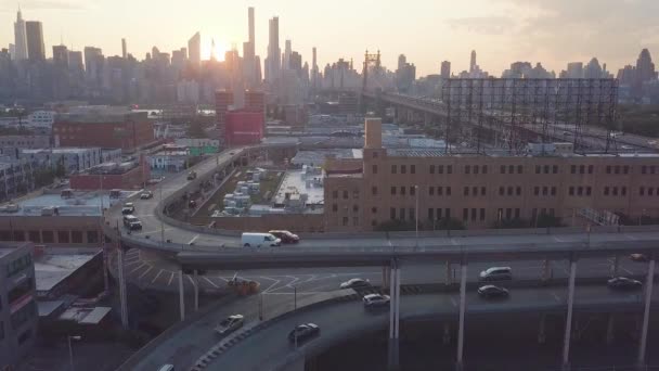 Aerial Queensboro Plaza Queens New York Golden Hour Manhattan Skyscrapers — Stockvideo