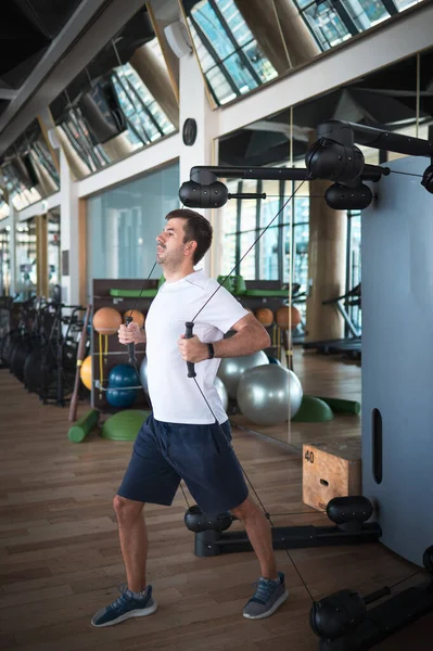 Mann Trainiert Fitnessstudio Auf Einem Pec Deck Gerät Für Brust — Stockfoto
