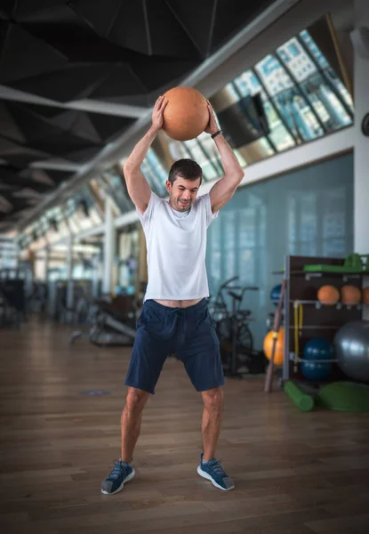 Mann Der Der Turnhalle Trainiert Springt Und Schlägt Einen Schweren — Stockfoto