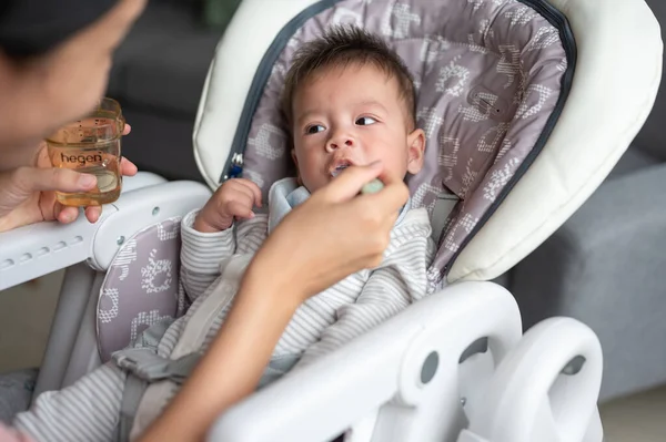 Madre Che Nutre Suo Bambino Con Cucchiaio Seggiolone Vicino Alla — Foto Stock