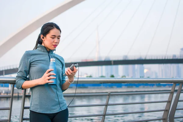 Fit Asian Woman Taking Rest Outdoors Workout Running Outdoors Dubai — Zdjęcie stockowe