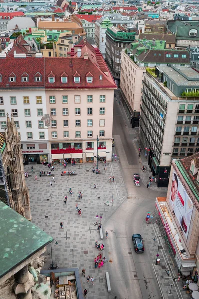 ウィーン オーストリア 2022年8月14日 ウィーン中心部のパノラマの高い角度の景色と ウィーンの大聖堂は 常に観光客や歩行者でにぎわうメインシティ広場の上に立ち上がります — ストック写真