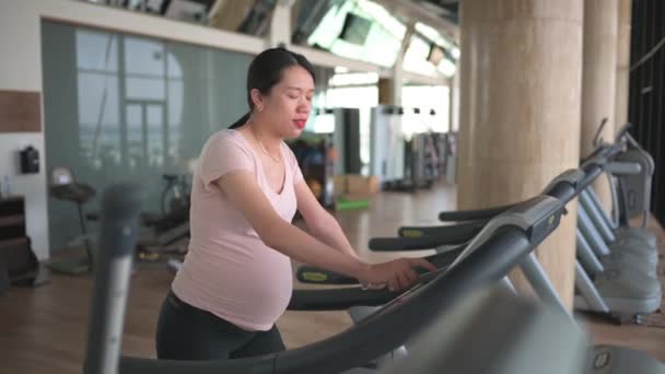 Ciężarna Azjatka Ćwiczy Sali Gimnastycznej Spacerując Bieżni Celu Zapewnienia Sprawnego — Wideo stockowe