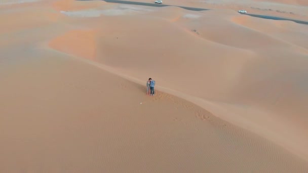 Koppel Genieten Van Romantische Schilderachtige Zonsondergang Een Woestijn Luchtfoto Drone — Stockvideo