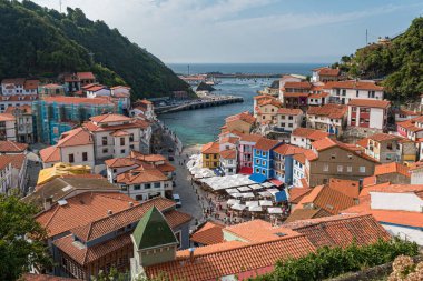 Cudillero (Asturias, Kuzey İspanya) sahil köyünün panoramik manzarası)