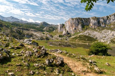 Picos de Europa Ulusal Parkı 'nda (Asturias, İspanya) Covadonga Gölü olarak bilinen grup Ercina Gölü.)