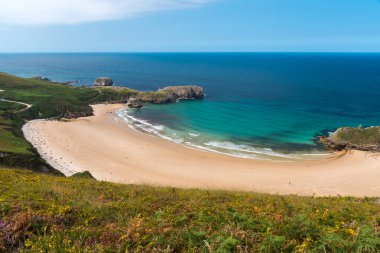 Asturias 'ta Playa de Torimbia (Kuzey İspanya) adlı plajın panoramik manzarası)