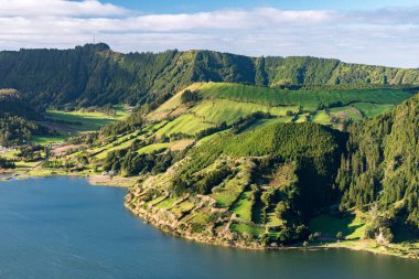 Lagoa Azul Sete Cidades volkanik kalderasında; Caldeira do Alferes arka planda (Sao Miguel Adası, Azores, Portekiz)