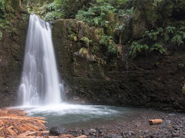 Sao Miguel Adası 'nın güneydoğusundaki Salto do Prego Şelalesi (Azores, Portekiz))
