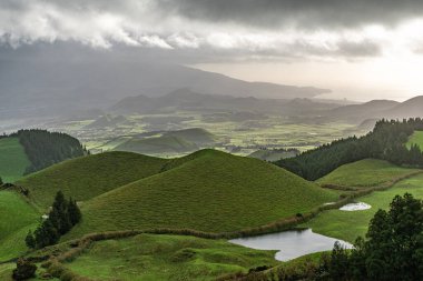 Sao Miguel adasındaki küçük volkanik koniler miradouro do Pico do Carvao 'dan (Azores, Portekiz)